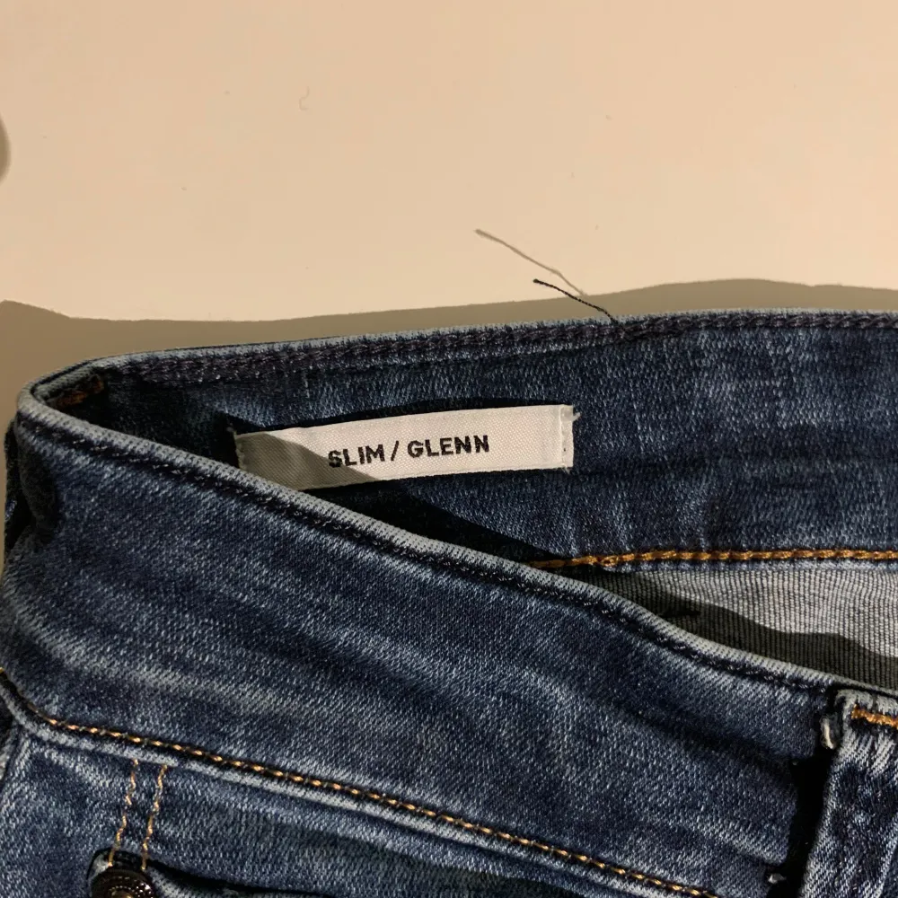Tjena, säljer mina Jack and Jones Jeans i den trendiga modellen Slim Glenn. Jeansen är knappt använda, cond 9/10. Nypris: 1099kr, hör av er vid minsta intresse//Vilmer. Jeans & Byxor.