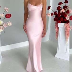 Balklänning  - Säljer denna balklänning då jag hittat en annan, aldrig använd och endast testad. Köpt för 1200kr plus tull på 400kr💗