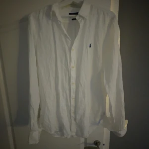 Ralph lauren linneskjorta  - Säljer denna schyssta linneskjorta utan flaws till ett bra pris, Om ni har några funderingar hör av er! MVH
