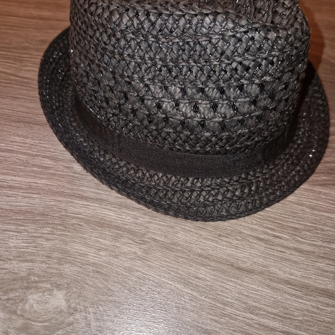 Stråhatt i svart för barn. - 90