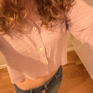 Lila tunn kofta  - Väldigt skön lila kofta som är så gullig nu till sommaren. Knappt använd någonting och i väldigt bra skick. 