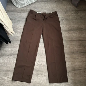 Bruna kostymbyxor från weekday - Bra skick. Storlek 50  Sitter som 32-33 