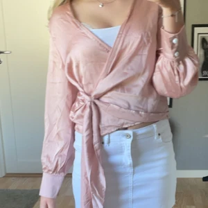 Rosa satin blus  - En rosa blus i storlek s med knytning vid midjan 💕