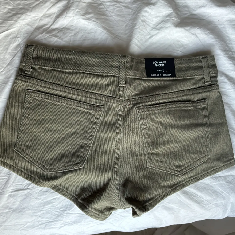 Säljer mina militärgröna jeans shorts från hm med lapp kvar. Superfina men tyvärr för små. Storlek 38 och mycket eftertraktade då de ej säljs längre!. Shorts.