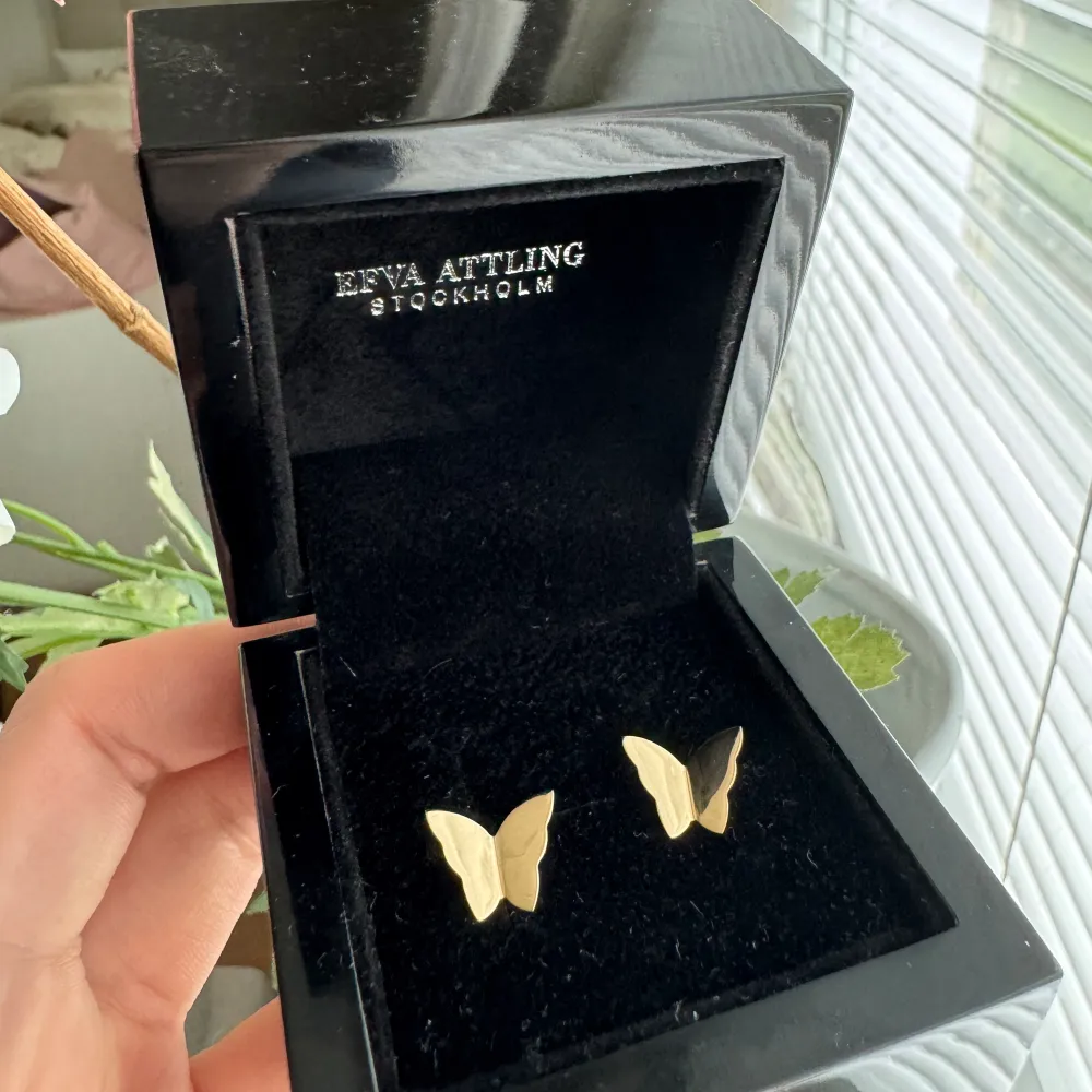 Säljer mina Little Miss Butterfly örhängen i 18K Rödguld. Använda endast en gång, i Nyskick! Nypris 7.600kr Följs med ask som på bilden. Accessoarer.
