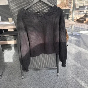 Stickad med spets  - Stickad tröja med spets i ryggen. Sitter ganska oversize men väldigt skön!