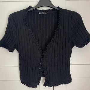 Svart topp knappar  - Svart topp med knappar. Använd i fortfarande bra skick. Storlek M men passar mig som har storlek S. Köpt från Zara. 