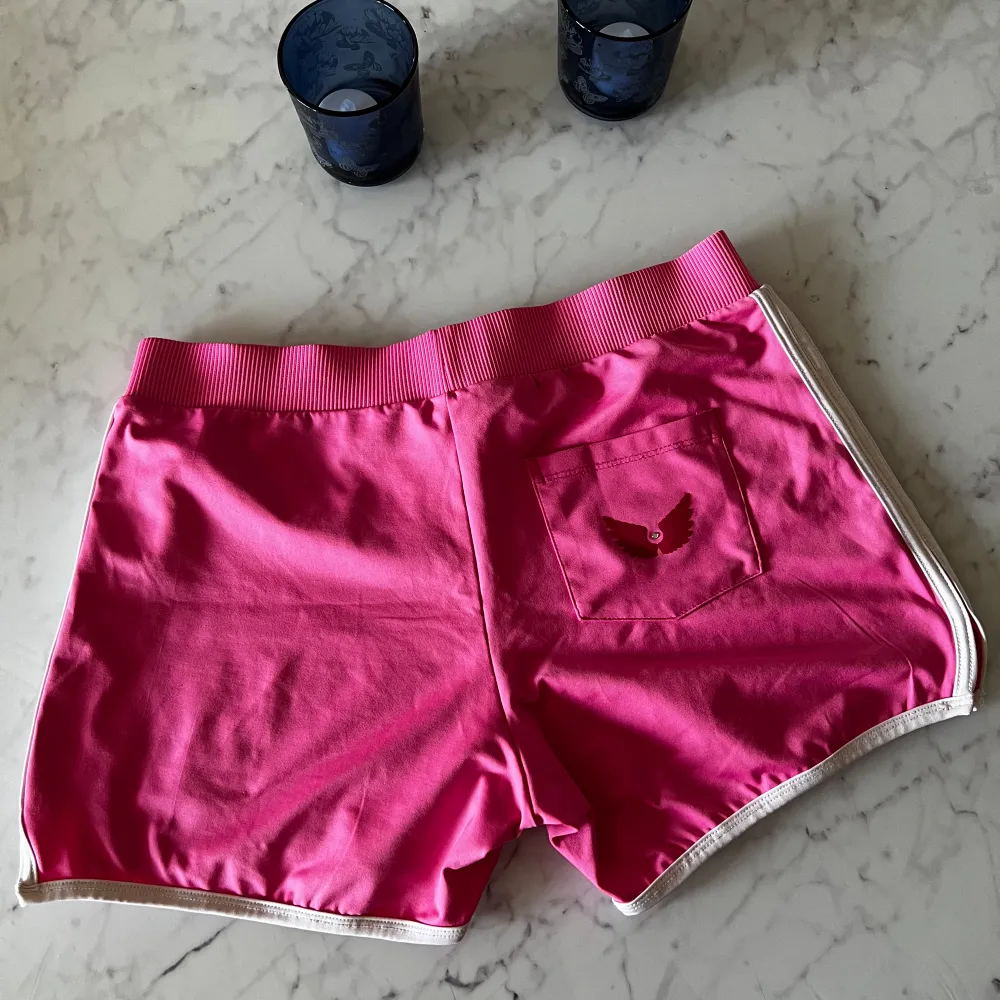 Rosa shorts i storlek M. Inga tecken på användning mer än att knytbandet saknas (köptes så). Shorts.