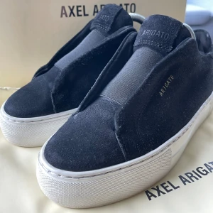 Axel arigato 360 laceless - Ett par sparsamt använda Axel arigato skor. 9/10 skick. Allt finns med hör av dig om det är något du undrar över så skickar jag bilder
