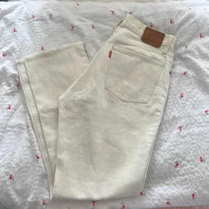 Levis 501 Jeans  - Levis 501 jeans i mycket bra skick. Storlek W27 L28. Säljer pga det är för små för mig. Använd gärna ”köp” funktionen 😊