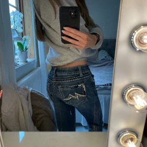 Miss Me jeans - Säljer dessa fina jeans pga de är för korta för mig som är 173cm, jag har rätt långa ben. Stl 27 vilket motsvarar ungefär S. Midjemått- 38cm innerbenslängd- 84cm. Skriv för frågor❤️