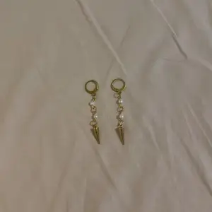 Trendiga handgjorda örhängen!!💘