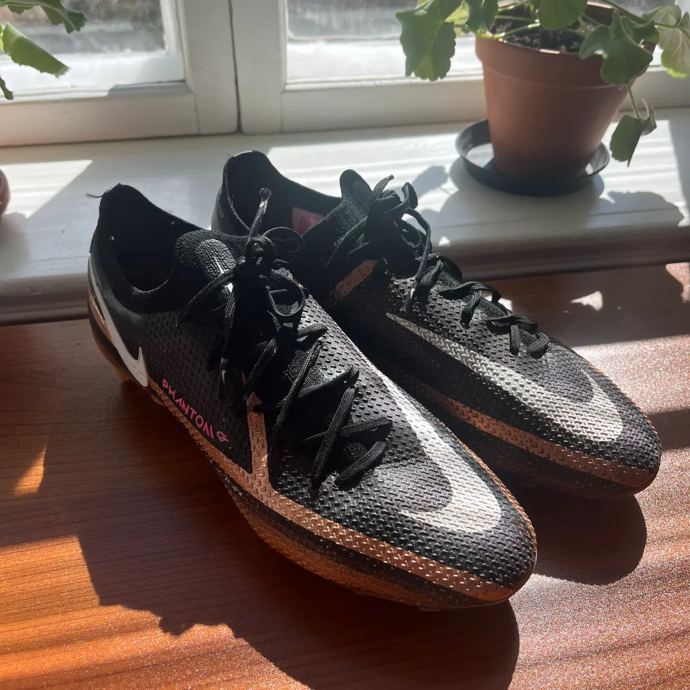 Ett par svarta Nike phantom fotbollsskor. Skorna är i gott skick, inga defekter men är använda ett fåtal ggr. Skriv om fler bilder! Pris kan diskuteras! . Skor.