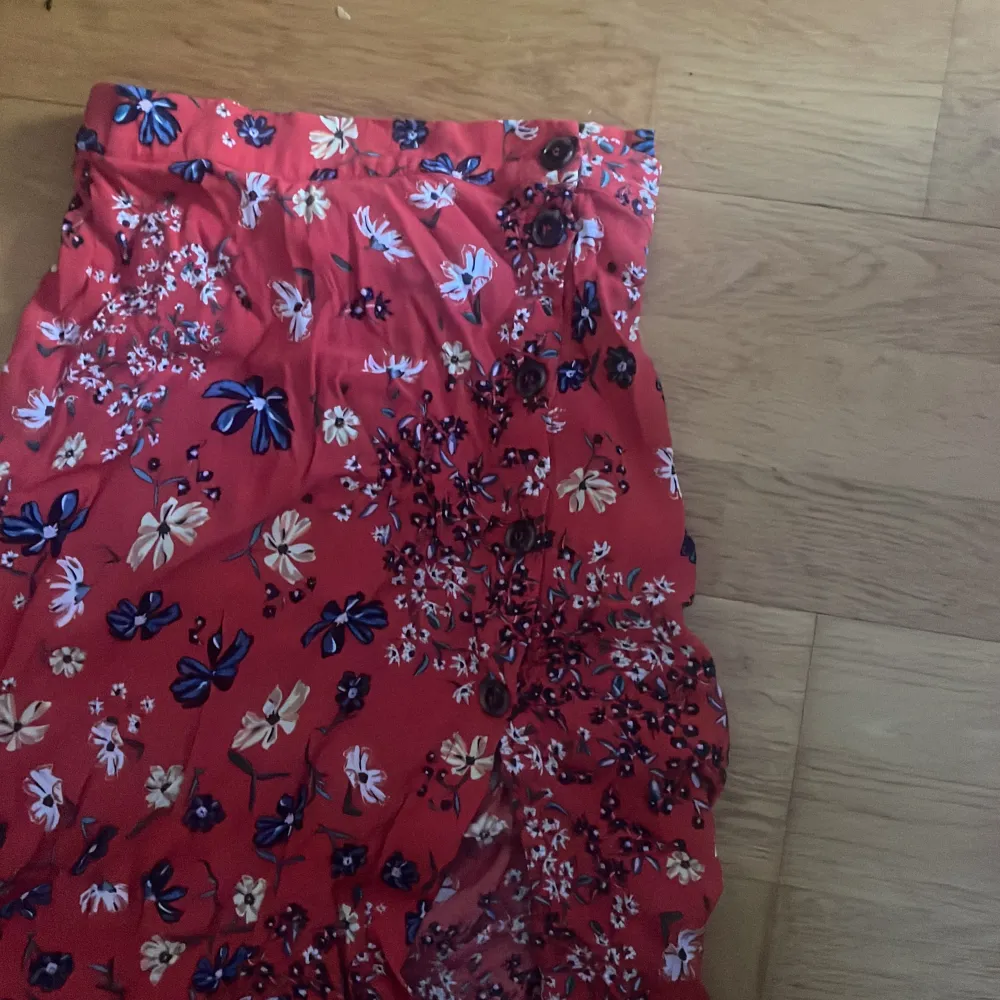 söt hawaii kjol med slits i storlek 34, säljs inte längre. Köpt för runt 300 kr och den är i nyskick så säljs för 199 kr, pris kan diskuteras . Kjolar.