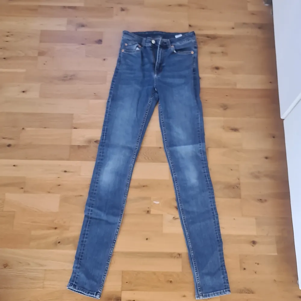 Skinny jeans från Weekday W27 L34. Hitta jeansen i min garderob. Tror aldrig använda. Finns på zalando för 600kr. Jeans & Byxor.