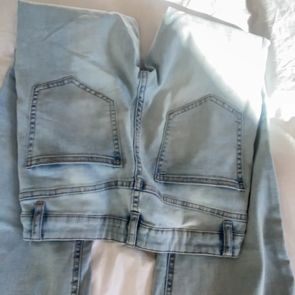 Här är ett par Lindex jeans som är nästan helt oanvända. Jeansen är i nyskick och har inga difekter.. Jeans & Byxor.