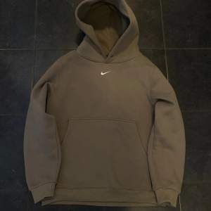 Säljer denna Nike hoodie som är i storlek M💪Är i en skön grön färg och är i 10/10 skick. Knappt använd! 