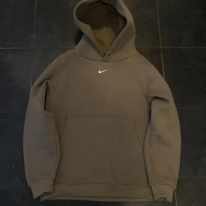 Retro Nike Hoodie - Säljer denna Nike hoodie som är i storlek M💪Är i en skön grön färg och är i 10/10 skick. Knappt använd! 