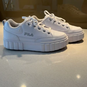 Fila Sandblast stil 39 - Säljer ett par Fila Sandblast i kanonfint nyskick .. stl 39.. modellen är dam