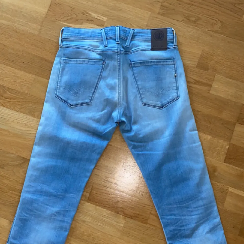 Tjabba! Säljer dessa riktigt snygga replay anbass jeans  Skick: 10/10  Nypris: 1899 Mitt pris: 549. Jeans & Byxor.