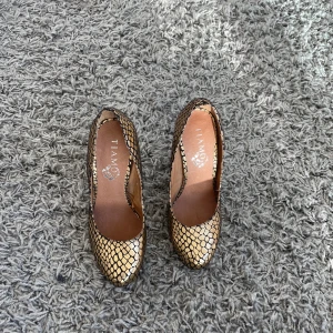 Klackskor👡 - Jättefina klackar men är tyvärr försmå för mig💕