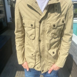Jättesnygg vårjacka!! - En skitsnygg vårjacka från barbour, köpt för inte så jätte längesedan men säljer tyvärr på grund av att den är för stor. Nypris 3900 kr 