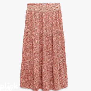 Zara kjol - Populär Långkjol från zara, som inte säljs längre. Bra skick. Kan diskutera priset. Dem två första bilderna är lånade.