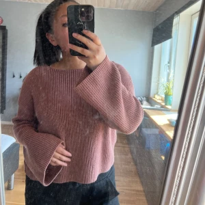 Stickad tröja  - Stickad tröja i en fin färg, använd bara några gånger. 