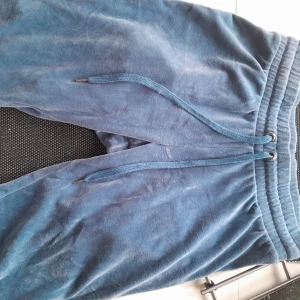 Ljusblå velvet mjukisbyxor  - Ljusblå velvet, sällan använda. Säljs för de sitter för tight över mina lår (enligt min smak).