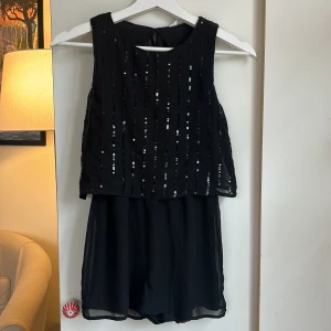 Glitter dräkt - Säljer denna jätte fina glitter dräkt med shorts! Ny skick! Öppen rygg skriv för fler bilder🥰 pris kan diskuteras💕