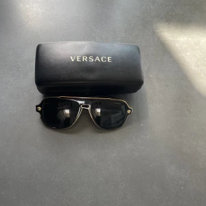 Versache solglasögon  - Versache havana solglasögon Skick:7/10 Nypris ~2800-3000kr Pris 800kr  Allt finns med såsom box kvitto mm. Vid fundering tveka inte på höra av:)