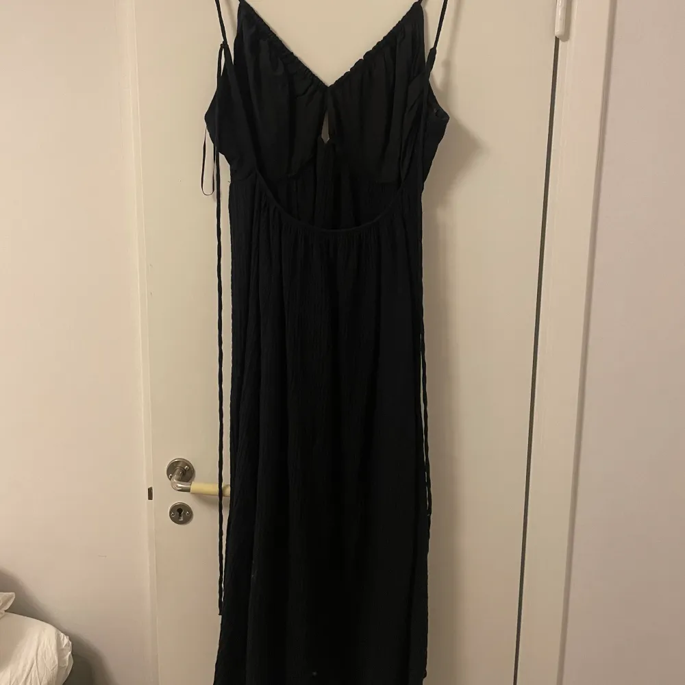 Medium lång klänning i svart, använd en gång och i ett väldigt bra skick. . Klänningar.