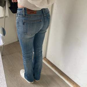  Låg midjade bootcut jeans i storlek 25/32 köpte second hand men är mycket bra skick.😊
