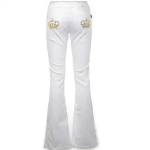 SÅ SNYGGT från Victoria Beckham, jeansen är bootcut. Ny skick 📐Midjebredd är 38 cm och innerbenlängd är 78 cm📐Jämför måttet hos dina jeans hemma🫶🏻