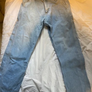 Carhartt Jeans - Carhartt jeans storlek 32/32. Snygga byxor som passar till mestadels allt. Växt ur dessa men hoppas någon annan finner nytta av dem! 