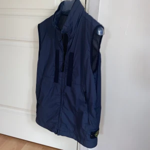 Stone island väst  - Säljer nu en stone island väst i nyskick! Storleken är 164 men den sitter väldigt stort, som en S/M. Nypris ligger på 4000kr! Hör av er vid funderingar.