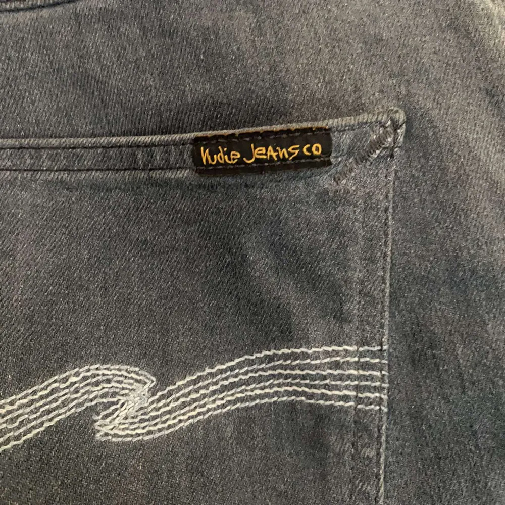 Tja säljer nu dessa nudie jeans i topp skick! Säljer då de ej kommer till användning. Själva storleken är 32/32 men de är uppsydda till 30 i längd och midjan passar 30 också så om du har storlek 30/30 passar nog dessa dig perfekt! Mvh Matteus. Jeans & Byxor.