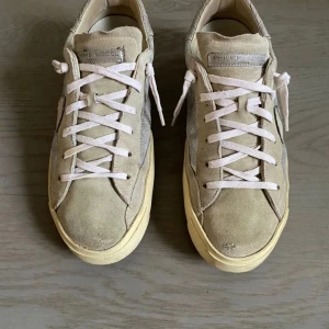 Phillipe model - Säljer nu mina phillipe model psrx som nu har blivit för små därav priset, sulan är lite smutsig här av er vid minsta fråga