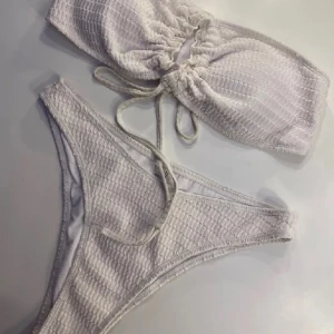 Bikini - Vit bikini sett Går att använda på flera olika sätt-finns mer än det jag tagit bild på Storlek M Såklart aldrig använt Frakt tillkommer-skriv innan du köper