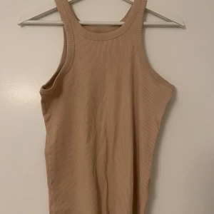 Ribbade Linnen - Lager 157 - Säljer 2 ribbade linnen från Lager 157 då dom aldrig använts!❤️ Ett beiget och ett grönt, lite längre i modellen. *Tvättas Alltid*