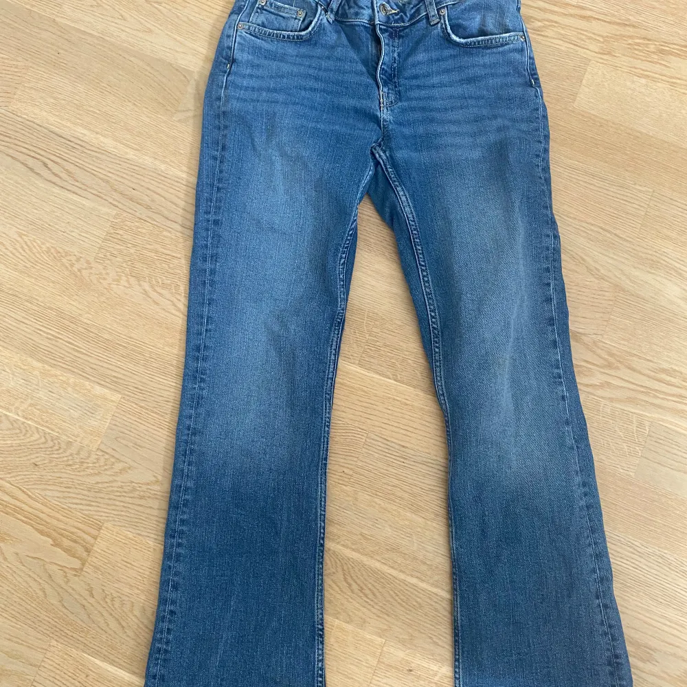 Säljer mina blåa jeans från ginatricot dem är lite slitna ner till annars bra skick skriv privat för fler bilder💙priset kan diskuteras. Jeans & Byxor.