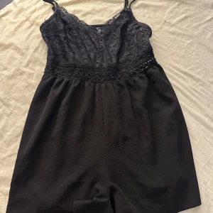 Svart kort overall  - M