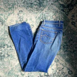 Säljer ett par sjukt feta Jacob Cohen jeans. Skick 9/10. Storlek 32 men passar mindre. Finns ett litet hål vid höger ben. Sjuk kvalitet! Hör av er vid några funderingar/frågor!