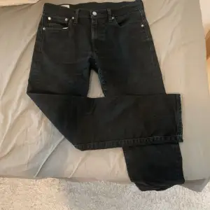 Säljer nu dessa Levis jeans i modellen 502 vilket är i passformen straight fit/slim fit