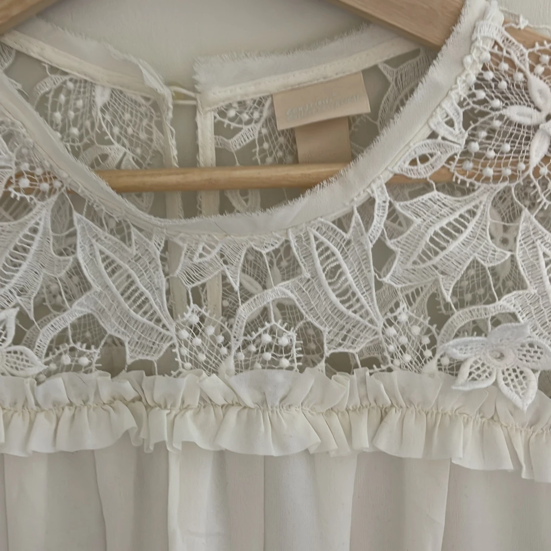 Vit spetsklänning perfekt till student - 90