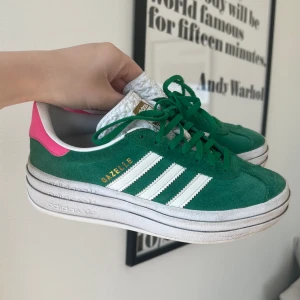 Gazelle Bold W  - Slutsålda skor från Adidas. I använt men gott skick. Skorna rengörs innan de skickas. Kartong och vita skosnören följer med. Slutsålda på flera sidor i Sverige och högt reseller pris i utlandet. Pris kan diskuteras.