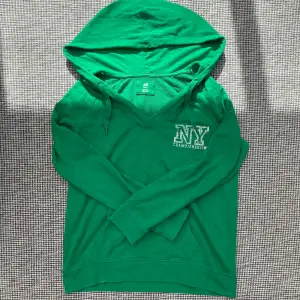 Grön hoodie med v-ringning i bra skick🤍 Läs bio/använd köp nu!🫶🏻