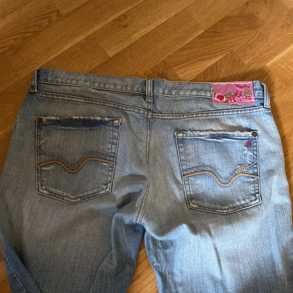 Jätte fina lågmidjade replay jeans i bra skick!💗Säljer då dom tyvärr är alldeles för stora på mig. Bara att höra av sig vid frågor osv!. Jeans & Byxor.