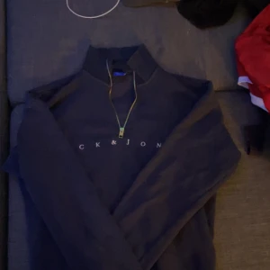 Halv zip - Använt skick  Storlek M