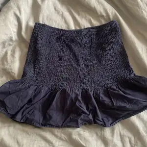 Säljer denna kjol från hm pga att den inte andvänds så mycket. Inte så använda och väll omhändertagen. Original pris : 200 💓